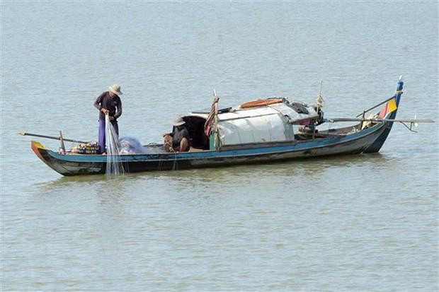 Ngư dân đánh bắt cá trên sông Mekong. (Ảnh: AFP/TTXVN) Thúc đẩy cộng đồng vào quá trình quyết định quản trị nước sông Mekong ảnh 1