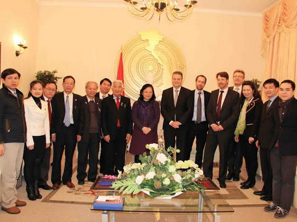 Các đại biểu chụp ảnh lưu niệm tại Đại sứ quán Việt Nam tại Berlin. (Ảnh: Mạnh Hùng/Vietnam+) Mía đường Lam Sơn tìm hiểu mở rộng thị trường tại Đức ảnh 1