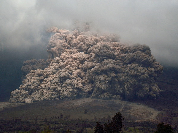 Núi lửa Sinabung ở Karo, thuộc Bắc Sumatra của Indonesia, đang phun trào. (Nguồn: AFP/TTXVN) Magma giúp báo hiệu thời điểm các núi lửa phun trào ảnh 1