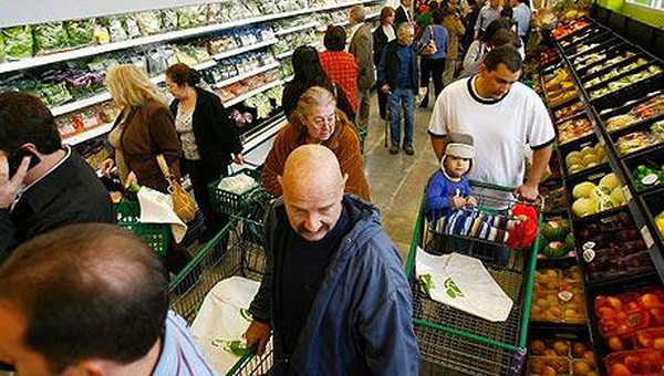 Một siêu thị tại Vương quốc Anh. (Nguồn: Getty) GDP của Anh sẽ tăng nhờ doanh số bán lẻ tăng mạnh ảnh 1