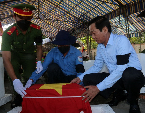 An táng hài cốt liệt sỹ, quân tình nguyện Việt Nam hy sinh ở Campuchia ảnh 1