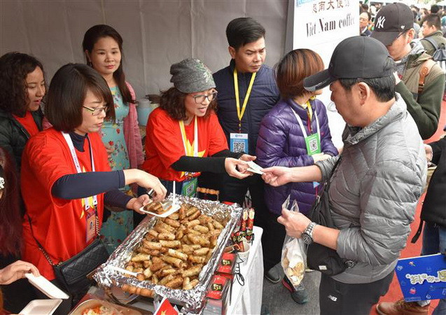 Việt Nam tham dự hội chợ bán hàng từ thiện quốc tế tại Trung Quốc ảnh 3