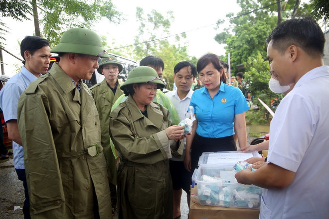 Bà Bùi Thị Minh Hoài, Ủy viên Bộ Chính trị, Bí thư Thành ủy Hà Nội (đứng giữa) kiểm tra công tác phòng chống lũ tại huyện Chương Mỹ. (Ảnh: Nguyễn Văn Cảnh/TTXVN) ttxvn_2907_lu ha noi (2).jpg