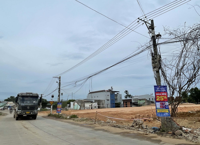 Cao tốc Quảng Ngãi-Hoài Nhơn đoạn qua xã Nghĩa Kỳ, huyện Tư Nghĩa còn vướng đường điện. (Ảnh: Phạm Cường/TTXVN) ttxvn_2907_cao toc quang ngai hoai nhon (2).jpg