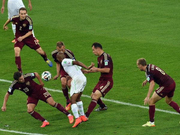 Tổng thống Abdelaziz Bouteflika chúc mừng đội tuyển Algeria ảnh 1