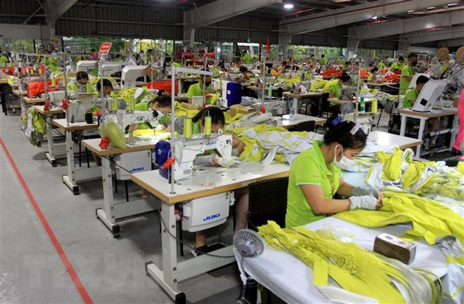 Sản xuất các mặt hàng may mặc tại Nhà máy may Tân Đệ 1, tỉnh Thái Bình. (Ảnh: Thế Duyệt/TTXVN) Xây dựng Nghị quyết hỗ trợ doanh nghiệp trong bối cảnh dịch COVID-19 ảnh 1