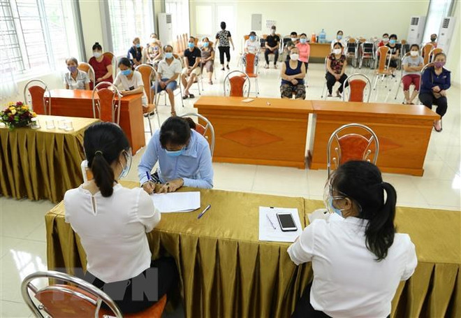 Phường Nguyễn Trãi (quận Hà Đông, Hà Nội) tổ chức chi trả tiền hỗ trợ theo NQ 68/NQ-CP cho 100 trường hợp được phê duyệt. (Ảnh: Hoàng Hiếu/TTXVN) Nghị quyết phiên họp Chính phủ trực tuyến với các địa phương về KTXH ảnh 3