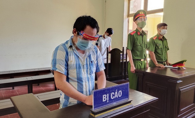 Bị cáo Duy tại phiên tòa. (Ảnh: TTXVN phát) Xử lý nghiêm đối tượng làm giả giấy xét nghiệm tại chốt kiểm soát ảnh 1