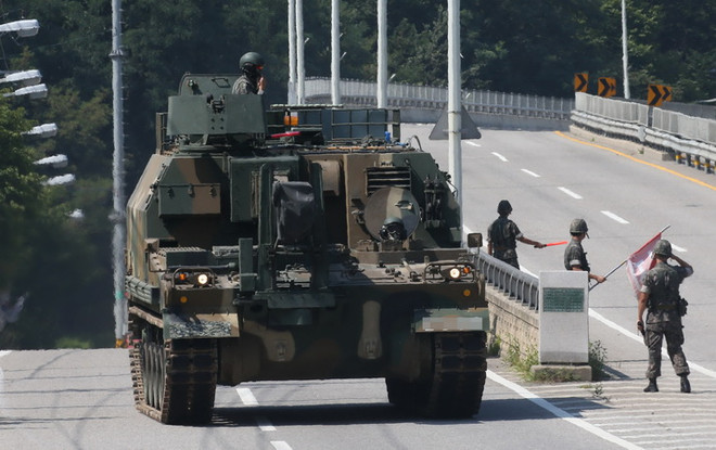 Xe quân sự Hàn Quốc tại thành phố biên giới Paju ngày 17/8 vừa qua. (Ảnh: Yonhap/TTXVN) Quân đội Hàn-Triều giảm cấp độ sẵn sàng chiến đấu ở biên giới ảnh 1