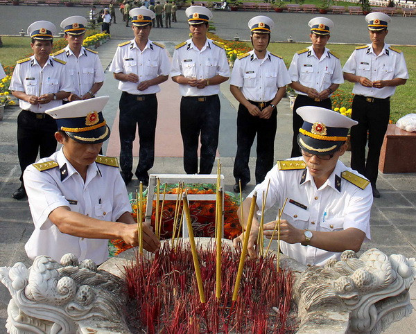 Nghiêng mình tưởng niệm các liệt sỹ đã hy sinh tại Côn Đảo ảnh 1