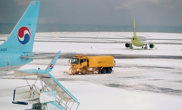 Sân bay Jeju hoạt động trở lại sau hai ngày đóng cửa do bão tuyết ảnh 1