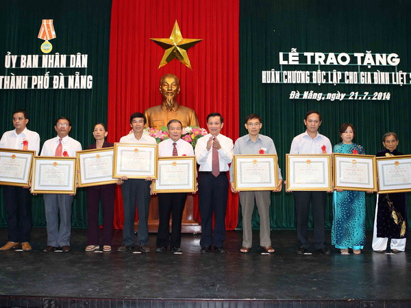 Đà Nẵng: Trao tặng Huân chương Độc lập cho 47 gia đình liệt sỹ ảnh 1