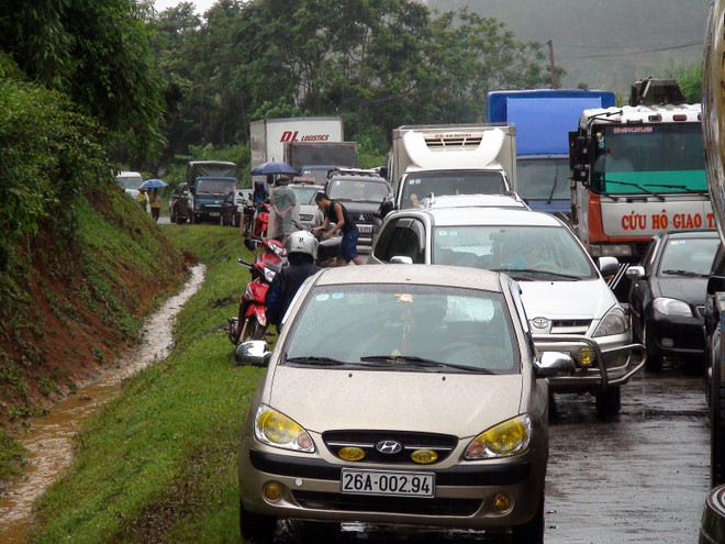 Quốc lộ 70 qua Lào Cai bị ách tắc nhiều giờ do sạt lở đất ảnh 1