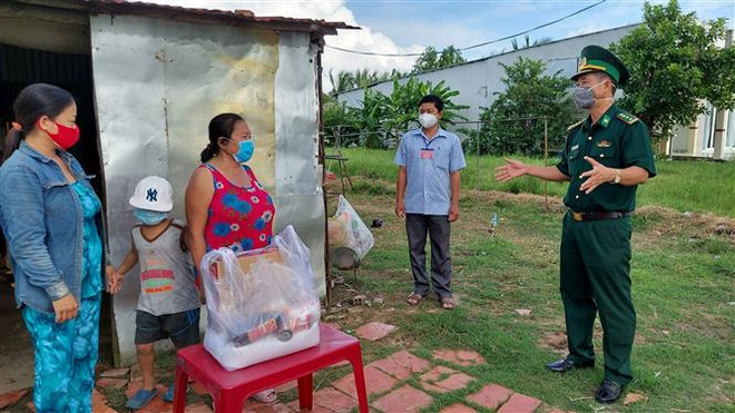 Thượng tá Doãn Đình Tránh, Phó Chính ủy Bộ Chỉ huy Bộ đội Biên phòng Kiên Giang, đến thăm, tặng quà bà con vùng biên giới. (Ảnh: TTXVN phát) Thắm tình quân dân vùng biên giới, biển đảo trong đại dịch COVID-19 ảnh 1