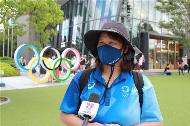 Bà Chizuru, nhân viên điều phối xe buýt chở vận động viên Paralympic, trả lời phỏng vấn TTXVN. (Ảnh: Phạm Tuân/TTXVN) Paralympic 2020: Người Nhật tin tưởng đại hội sẽ an toàn, thành công ảnh 2