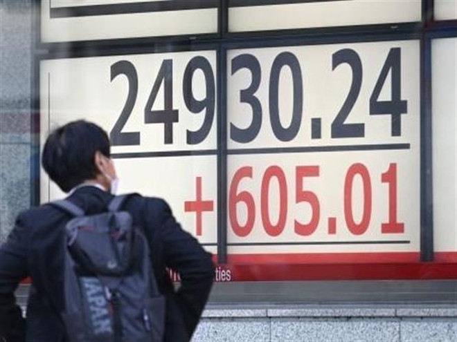 Bảng chỉ số chứng khoán tại Tokyo, Nhật Bản. (Ảnh: Kyodo/TTXVN) Sự lạc quan về phục hồi kinh tế tiếp sức cho chứng khoán châu Á ảnh 1
