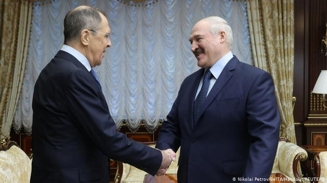 Ngoại trưởng Nga Sergei Lavrov và Tổng thống Belarus Alexander Lukashenko. (Nguồn: Reuters) Ngoại trưởng Nga kêu gọi Belarus thúc đẩy cải cách hiến pháp ảnh 1