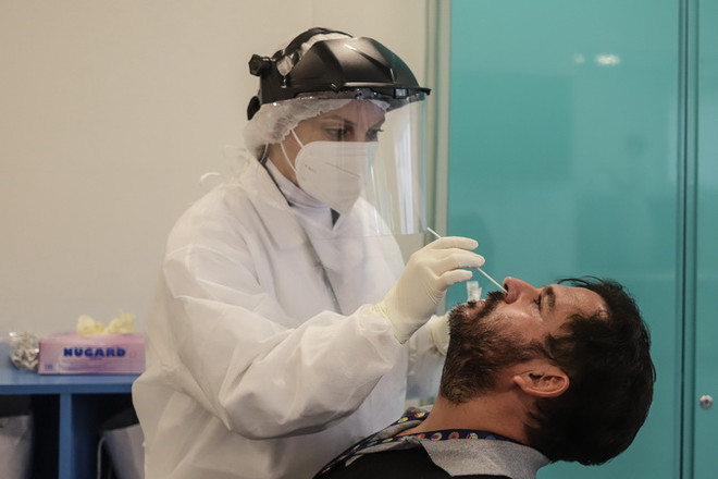Nhân viên y tế lấy mẫu xét nghiệm COVID-19 cho người dân tại Sao Paulo, Brazil, ngày 7/4 vừa qua. (Ảnh: THX/TTXVN) Brazil cho phép dùng khẩn cấp thuốc điều trị COVID-19 bằng kháng thể ảnh 1