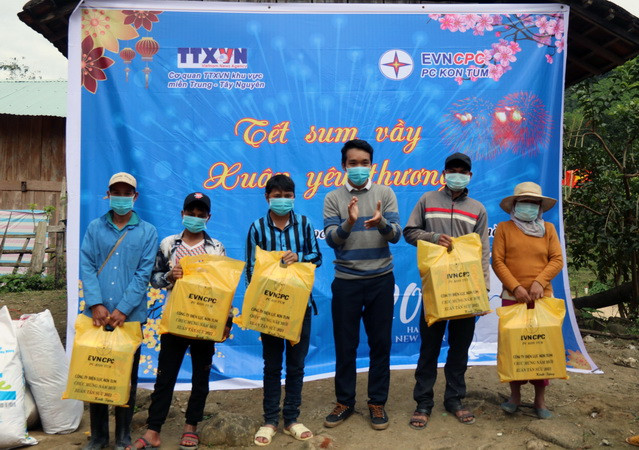 TTXVN góp phần mang niềm vui cho người dân vùng khó khăn đón Tết ảnh 1