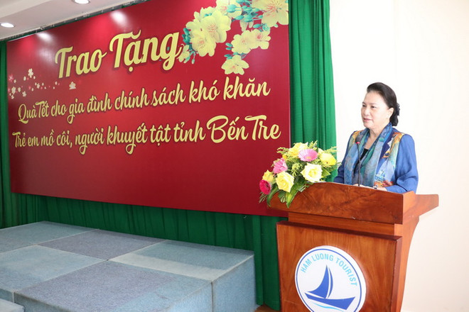 Chủ tịch Quốc hội dự lễ trao quà Tết cho gia đình chính sách, hộ nghèo ảnh 1