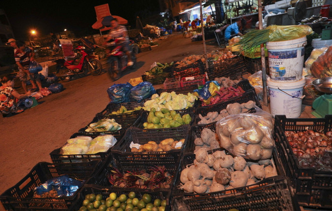 Chợ bắt đầu hoạt động từ 22 giờ đến 5 giờ sáng hôm sau. (Ảnh: Duy Khương/TTXVN) Hậu Giang: Sôi động chợ đêm nông sản, trái cây Tết Tân Sửu ảnh 2