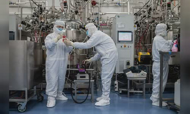 Các kỹ sư làm việc tại phòng thí nghiệm vắcxin COVID-19 Sinovac Biotech ở Bắc Kinh, Trung Quốc, tháng 4/2020. (Nguồn: AFP) Trung Quốc triệt phá đường dây làm giả vắcxin ngừa COVID-19 ảnh 1