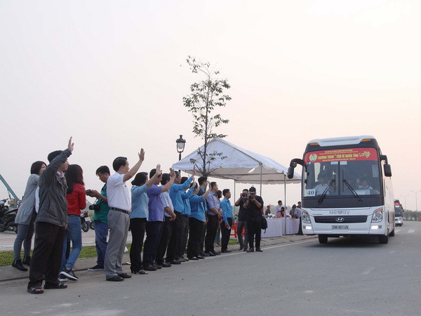 40 chuyến xe đầu tiên khởi hành đưa công nhân từ TP.HCM về quê đón Tết ảnh 1