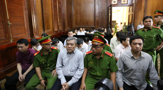 Các bị cáo tại phiên xét xử. (Ảnh: Thành Chung/TTXVN) Xét xử vụ “buôn bán hàng giả là thuốc chữa bệnh” xảy ra tại VN Pharma ảnh 2