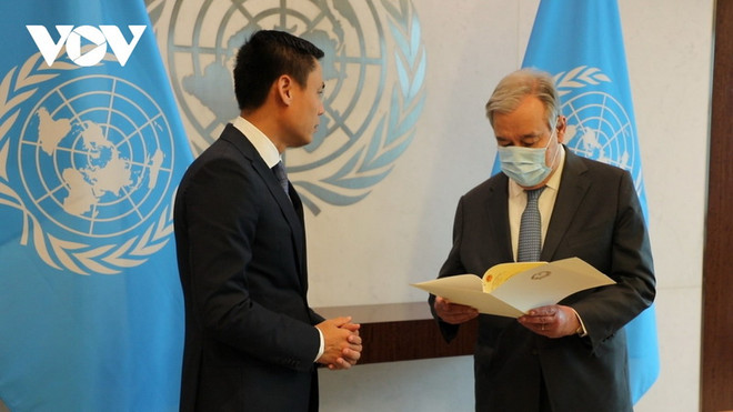 Đại sứ Đặng Hoàng Giang trao thư của Thủ tướng Chính phủ Phạm Minh Chính cho Tổng Thư ký LHQ Antonio Guterres. (Nguồn: vov.vn) Việt Nam đề nghị Tổng Thư ký LHQ hỗ trợ triển khai hành động khí hậu ảnh 1