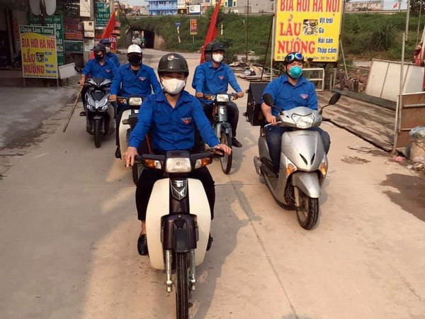 Đoàn viên, thanh niên tỉnh Bắc Giang trên chiếc xe máy gắn loa di động đi khắp các ngõ xóm để tuyên truyền về dịch bệnh COVID-19. (Ảnh: Thúy Phương/TTXVN) Thanh niên Bắc Giang sáng tạo trong công tác phòng, chống dịch ảnh 1