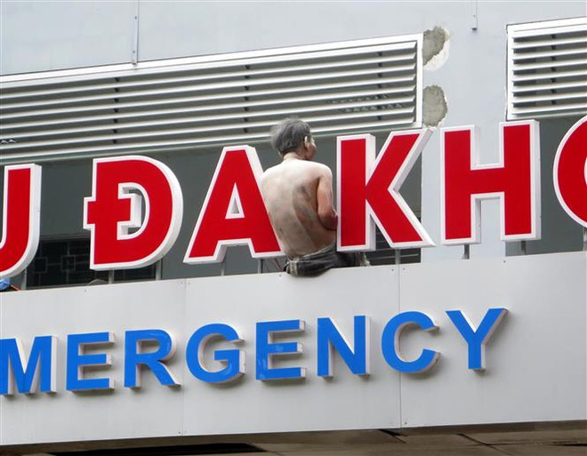 Bắt giữ đối tượng mang xăng phóng hỏa Bệnh viện đa khoa Quảng Ngãi ảnh 2