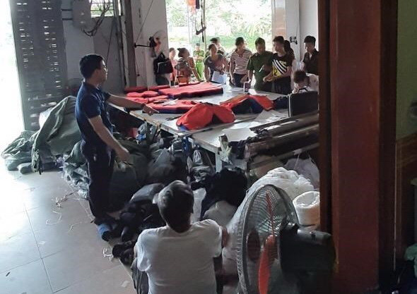 Truy tố chủ cơ sở ''đầu mối'' sản xuất quần áo giả hàng hiệu ảnh 1