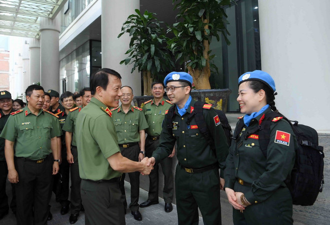Thượng tướng Lương Tam Quang, Thứ trưởng Bộ Công an thăm hỏi và động viên các sỹ quan Công an Nhân dân đi thực hiện nhiệm vụ gìn giữ hoà bình Liên hợp quốc. (Ảnh: TTXVN phát) ttxvn_them_2_si_quan_cand_di_thuc_hien_nhiem_vu_gin_giu_hoa_binh_lien_hop_quoc.jpg