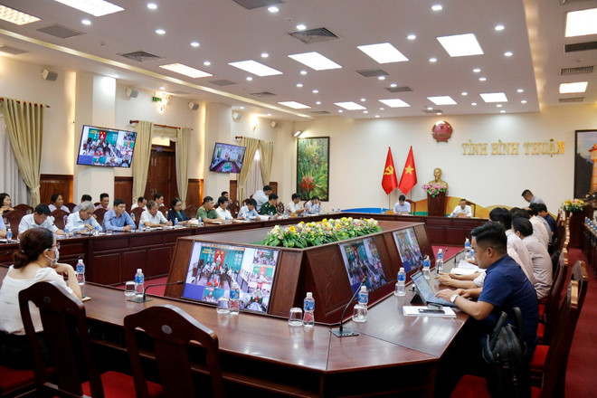 Buổi làm việc giữa Đoàn công tác của Bộ Nông nghiệp và Phát triển với Ủy ban Nhân dân tỉnh Bình Thuận về chống khai thác IUU. (Ảnh: Nguyễn Thanh/TTXVN) ttxvn_thu truong Phung Duc Tien tai Binh Thuan1.jpg