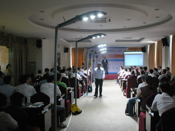 Ra mắt giải pháp hệ thống đèn đường thông minh công nghệ Việt ảnh 1