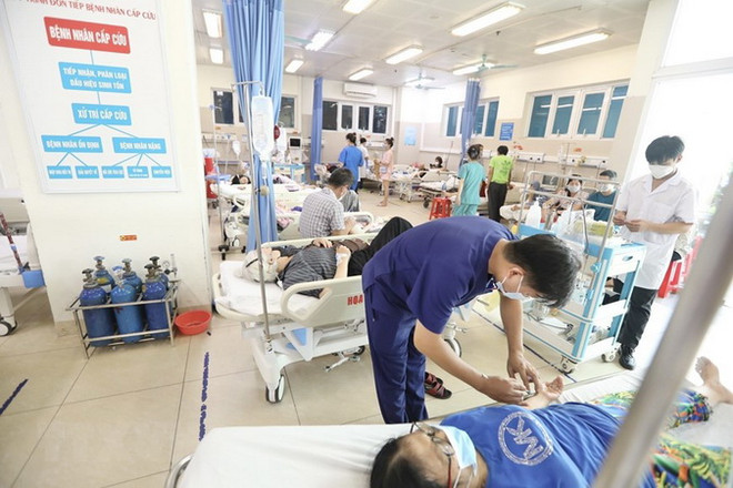 Hà Nội: Nắng nóng, người già, trẻ em mắc tay chân miệng nhập viện tăng ảnh 1