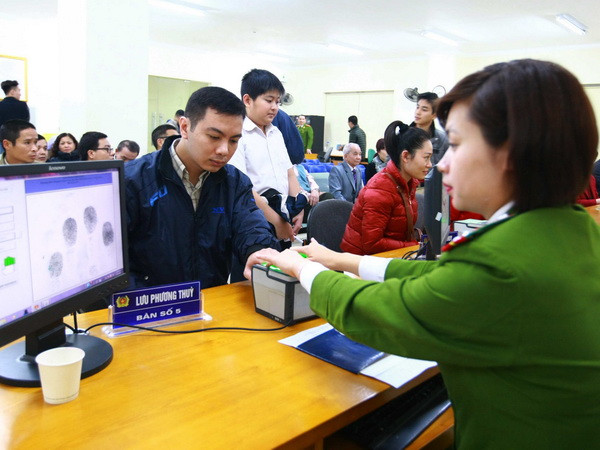 Cán bộ, chiến sỹ công an làm thủ tục lấy dấu vân tay công dân đến đăng ký cấp thẻ căn cước công dân. (Ảnh: Doãn Tấn/TTXVN) Cấp, phát thẻ căn cước phát hiện nhiều trường hợp giả hồ sơ ảnh 1