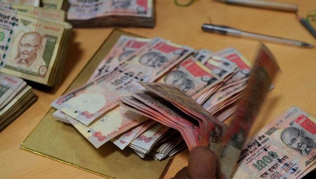 Tiền giấy mệnh giá 500 rupee và 1.000 rupee. (Nguồn: AFP) Biểu tình lớn tại Ấn Độ phản đối việc thu hồi tiền mệnh giá lớn ảnh 1