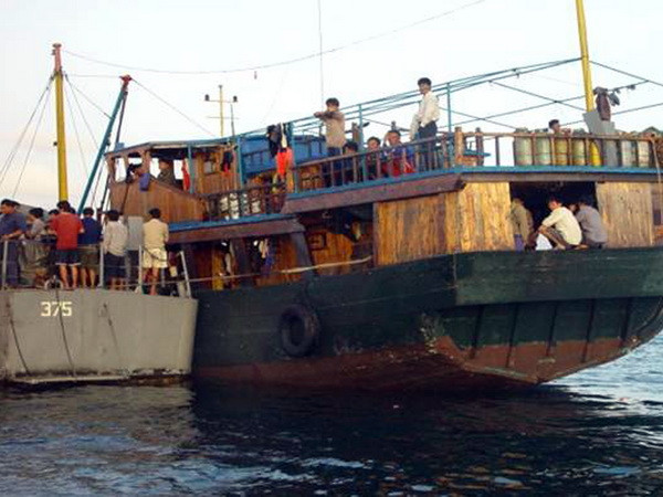 Các ngư dân nước ngoài bị hải quân Philipin ngăn chặn ngoài bãi cạn Scarborough. (Ảnh: AFP/TTXVN) Ngư dân Philippines mất tích gần bãi cạn tranh chấp Scarborough ảnh 1