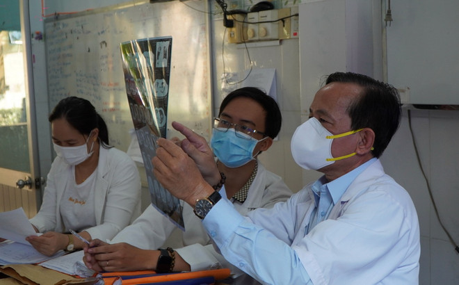 Bác sỹ Bệnh viện Phổi Đồng Tháp xem phim chụp X-quang, trao đổi chuyên môn điều trị lao. (Ảnh: Nhựt An/TTXVN) ttxvn_benh lao dong thap.jpg