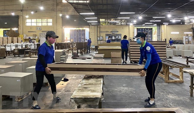 Công nhân Công ty Cổ phần Chế biến gỗ Thuận An kiểm tra các chi tiết khung giường gỗ. (Ảnh: Hồng Nhung/TTXVN) Đối diện khó khăn, doanh nghiệp gỗ vẫn kỳ vọng tăng trưởng dài hạn ảnh 2
