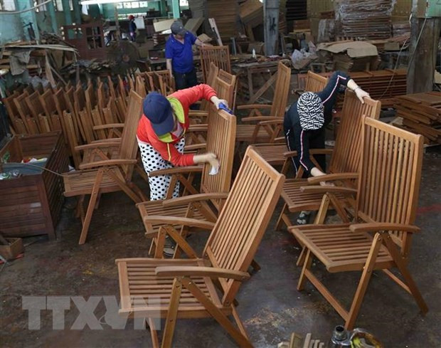 Sản xuất đồ gỗ xuất khẩu. (Ảnh: Vũ Sinh/TTXVN) Đối diện khó khăn, doanh nghiệp gỗ vẫn kỳ vọng tăng trưởng dài hạn ảnh 3