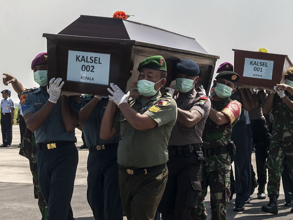 Tìm thấy thêm hai thi thể nạn nhân vụ rơi máy bay QZ8501 ảnh 1