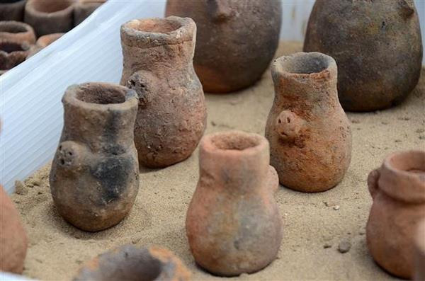 Cổ vật được tìm thấy bên trong lăng mộ thuộc nền văn minh Inca ở di chỉ khảo cổ Mata Indio thuộc vùng Lambayeque, Peru. (Nguồn: AFP/TTXVN) Phát hiện hơn 2.200 mảnh gốm và vật dụng thời kỳ tiền Inca ảnh 1