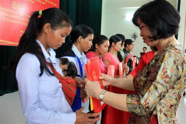 Trao quyết định nhập quốc tịch Việt Nam cho 38 công dân Lào ảnh 1