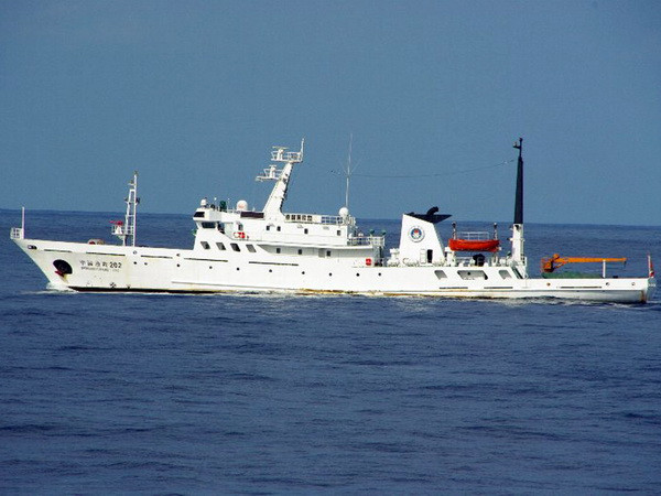 Tàu đánh cá Trung Quốc gần quần đảo tranh chấp Senkaku hồi tháng 10/2012. (Nguồn: AFP/TTXVN) Tàu cảnh sát biển Trung Quốc đi vào EEZ của Nhật Bản ảnh 1