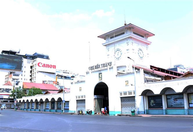 Chợ Bến Thành, TP. HCM, vắng vẻ trong ngày đầu tháng 4. (Ảnh: Xuân Khu/TTXVN) Tự giác tuân thủ quy định phòng dịch: 'Liều vắcxin' ngăn chặn COVID-19 ảnh 1