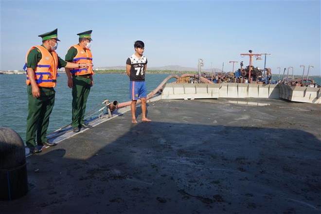 Biên phòng Cửa khẩu cảng Bà Rịa-Vũng Tàu kiểm tra hành chính trên phương tiện HP 4393. (Ảnh: Huỳnh Ngọc Sơn/TTXVN) Phát hiện 5 phương tiện vận chuyển hơn 2.400m3 cát không rõ nguồn gốc ảnh 1