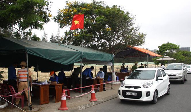 Các đoàn viên thanh niên tham gia hỗ trợ các lực lượng chức năg tại chốt kiểm soát trên tuyến đường ven biển tỉnh Quảng Nam tiếp giáp với thành phố Đà Nẵng. (Ảnh: Trịnh Bang Nhiệm/TTXVN) Xử phạt nhiều trường hợp vi phạm quy định phòng, chống dịch COVID-19 ảnh 1