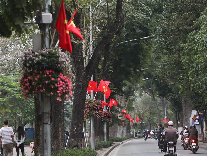 Hà Nội trang hoàng, cổ động kỷ niệm 45 năm thống nhất đất nước ảnh 1